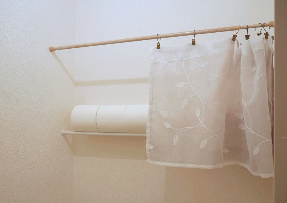 トイレに棚がない！つっぱり棒１本でトイレットペーパーを収納