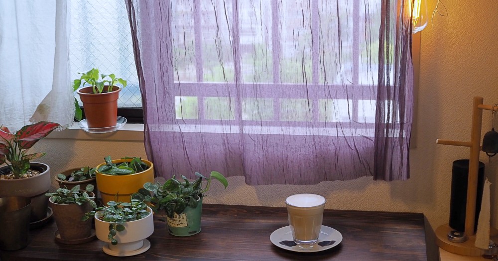 DIYカーテン。布をかけるだけで素敵。外が見えて紫外線はカット