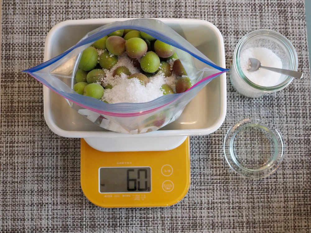 梅の塩漬けとシロップを同時に仕込む