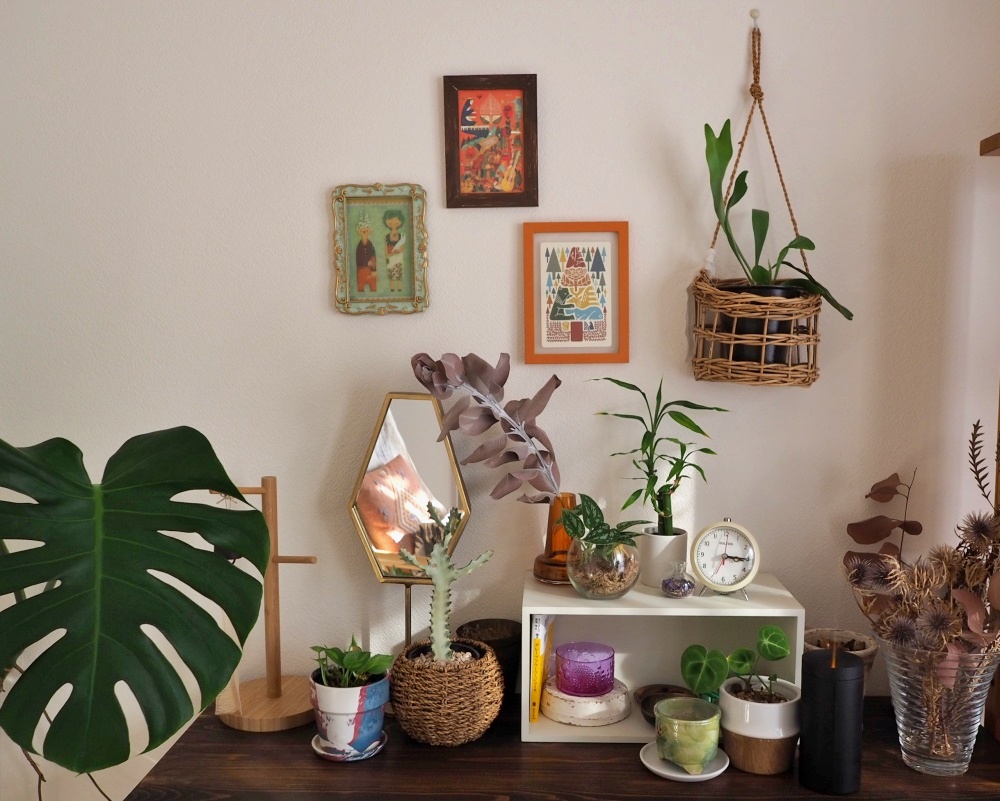 賃貸でも安心 壁にポストカードフレームをかける方法