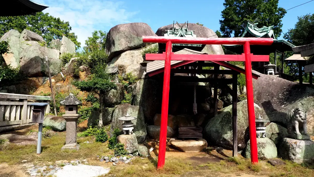 岡山の水門町近く 巨岩群のある稲荷神社